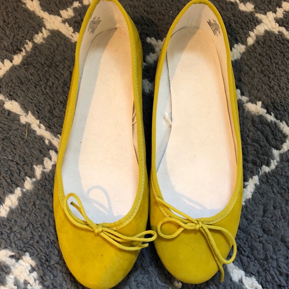 GAP yellow flats